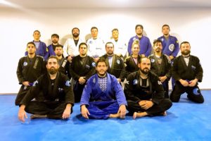 Celebración de los nuevos cinturones azules de jiu jitsu