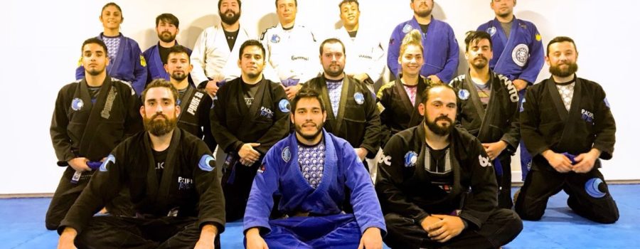 Celebración de los nuevos cinturones azules de jiu jitsu