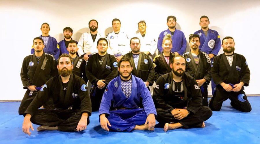 Celebración de los nuevos cinturones azules de jiu jitsu